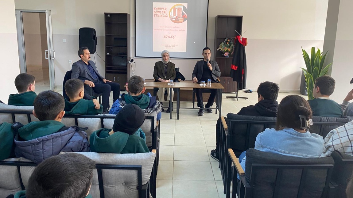  Kariyer günleri etkinliği kapsamında Hakim Şeyma Nur ŞAHİNBAŞ ve Cumhuriyet Savcısı Emirhan Saim ŞAHİNBAŞ okulumuzda düzenlenen meslek tanıtımı söyleşisine konuk oldu.